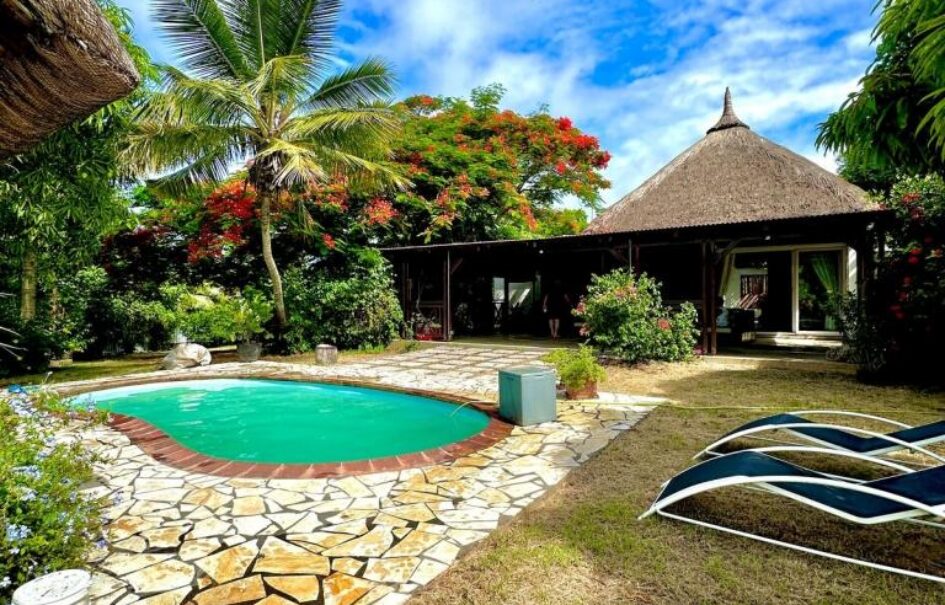 Vente d’une élégante villa de 220m2 de style balinaise avec piscine et grand jardin de 3400m2 à deux pas de la mer à Bain Boeuf