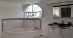 Location d’une charmante villa avec jardin verdoyant en front de mer à Pointe aux Sables