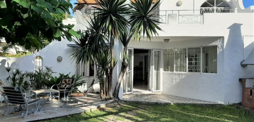Location d’une charmante villa avec jardin verdoyant en front de mer à Pointe aux Sables