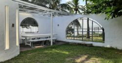 Location d’une charmante villa avec jardin verdoyant en front de mer à Pointe aux Sables