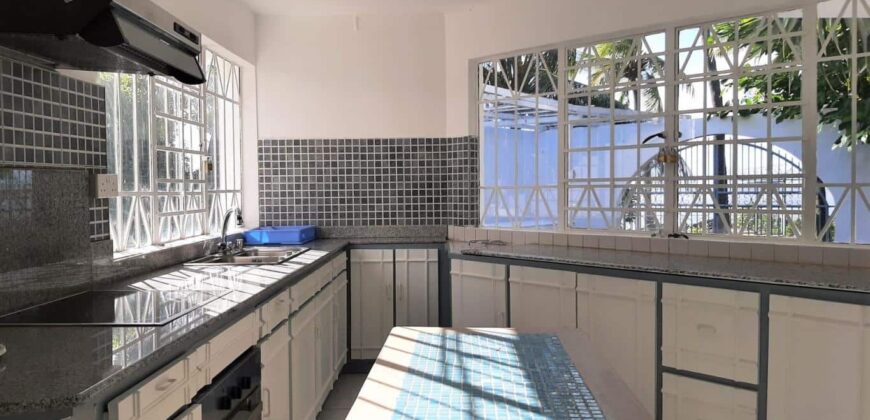 Location d’une charmante villa avec jardin verdoyant en front de mer à Pointe aux Sables