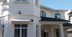 A vendre une villa avec logement indépendant située à seulement 2 minutes à pied de la plage de Mont Choisy