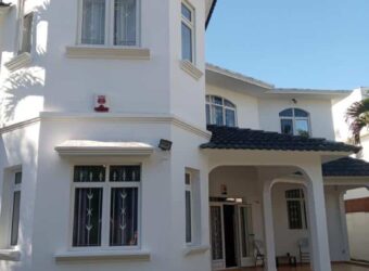 A vendre une villa avec logement indépendant située à seulement 2 minutes à pied de la plage de Mont Choisy