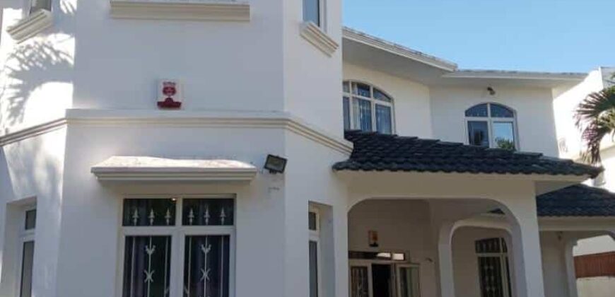 A vendre une villa avec logement indépendant située à seulement 2 minutes à pied de la plage de Mont Choisy
