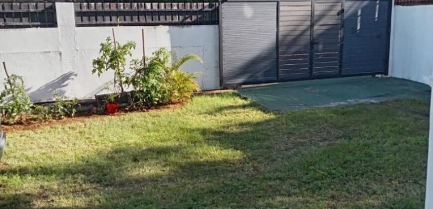 A vendre une villa avec logement indépendant située à seulement 2 minutes à pied de la plage de Mont Choisy