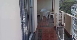 A louer un spacieux appartement de 125m2 situé à deux pas de la route côtière de Grandbaie