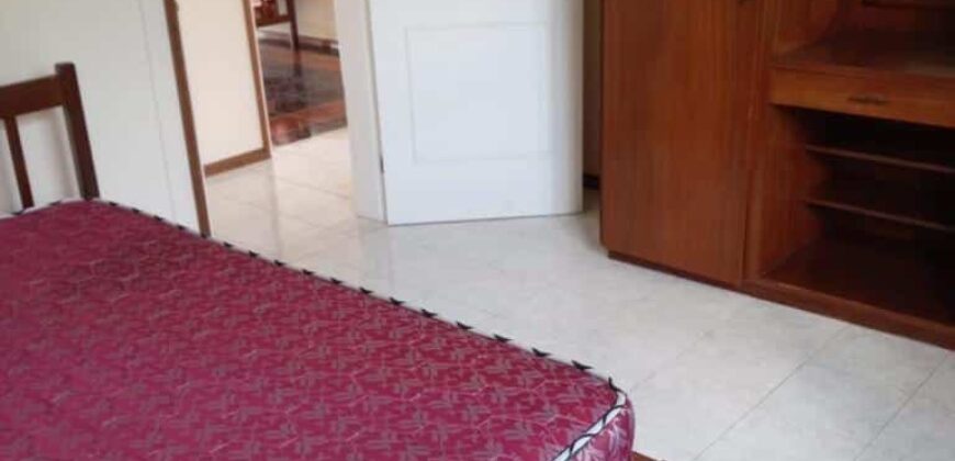 A louer un spacieux appartement de 125m2 situé à deux pas de la route côtière de Grandbaie