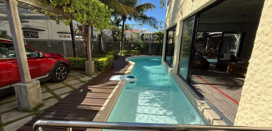 A louer une spacieuse villa familiale avec agréable piscine à 5 min de la plage de Mont Choisy