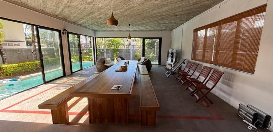 A louer une spacieuse villa familiale avec agréable piscine à 5 min de la plage de Mont Choisy