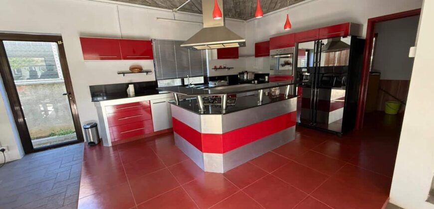 A louer une spacieuse villa familiale avec agréable piscine à 5 min de la plage de Mont Choisy