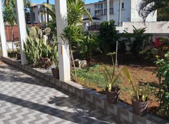A louer une villa en duplex avec jardin située dans un quartier résidentiel calme à Trou aux biches