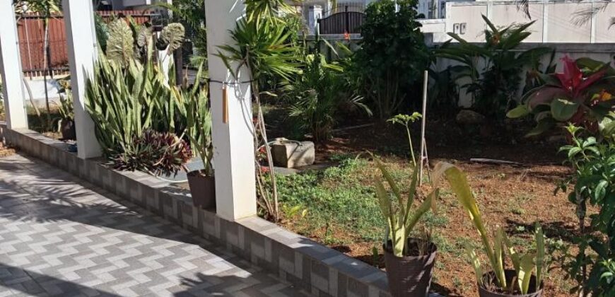 A louer une villa en duplex avec jardin située dans un quartier résidentiel calme à Trou aux biches