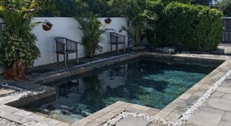 Location d’une ravissante villa meublée avec piscine à deux mins à pied de la plage à Bain Boeuf