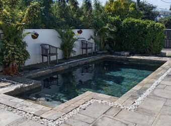 Location d’une ravissante villa meublée avec piscine à deux mins à pied de la plage à Bain Boeuf