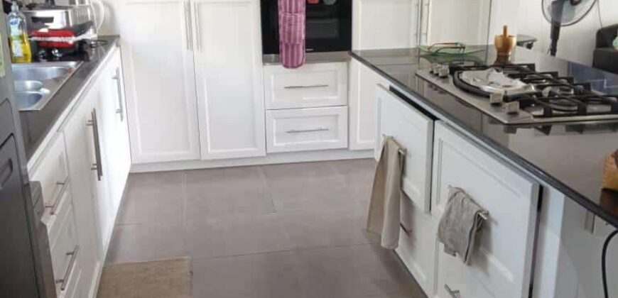 Location d’une ravissante villa meublée avec piscine à deux mins à pied de la plage à Bain Boeuf