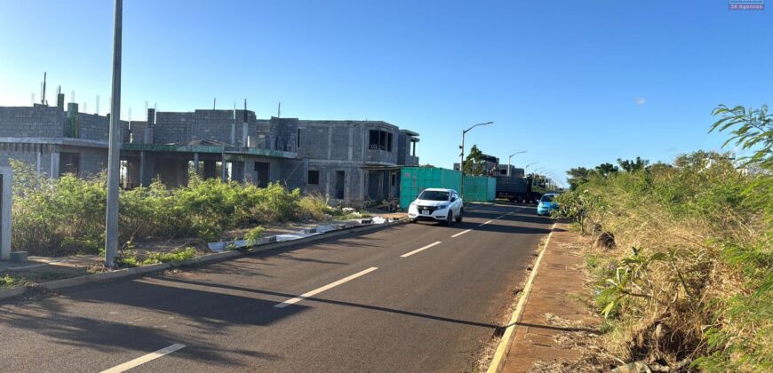 A vendre un beau terrain résidentiel de 585m2 avec une belle vue sur l’océan dans le cadre calme d’Albion