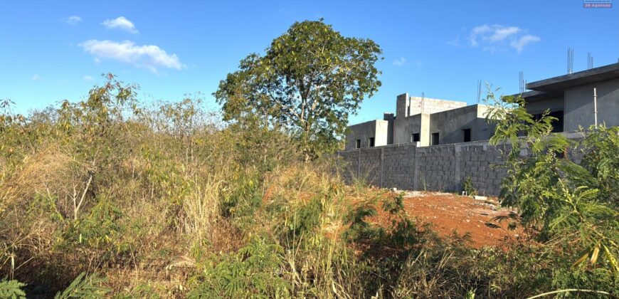 A vendre un beau terrain résidentiel de 585m2 avec une belle vue sur l’océan dans le cadre calme d’Albion