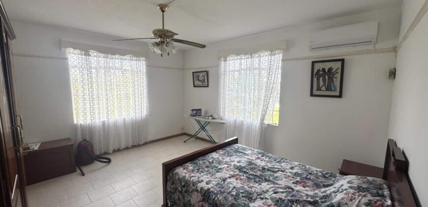 Location d’un charmant appartement T4 de 120 m2 situé dans un quartier calme proche de la plage d’Albion
