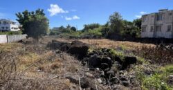 A vendre un vaste terrain constructible de 2394m2 soit 56.7 perches en plein centre de Grand Gaube.