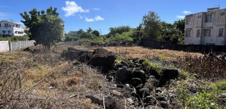 A vendre un vaste terrain constructible de 2394m2 soit 56.7 perches en plein centre de Grand Gaube.