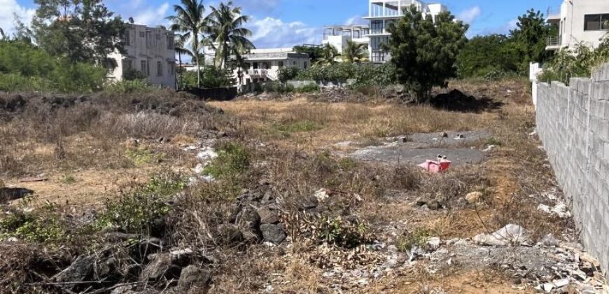 A vendre un vaste terrain constructible de 2394m2 soit 56.7 perches en plein centre de Grand Gaube.