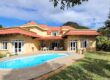 En vente une magnifique villa de 490m2 sur un terrain de 1127m2 offrant une vue imprenable sur la mer et les montagnes à Tamarin.