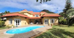 En vente une magnifique villa de 490m2 sur un terrain de 1127m2 offrant une vue imprenable sur la mer et les montagnes à Tamarin.