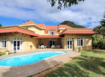 En vente une magnifique villa de 490m2 sur un terrain de 1127m2 offrant une vue imprenable sur la mer et les montagnes à Tamarin.