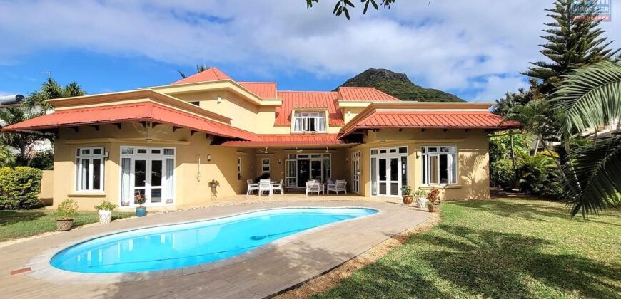 En vente une magnifique villa de 490m2 sur un terrain de 1127m2 offrant une vue imprenable sur la mer et les montagnes à Tamarin.