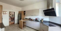 En vente une magnifique villa de 490m2 sur un terrain de 1127m2 offrant une vue imprenable sur la mer et les montagnes à Tamarin.