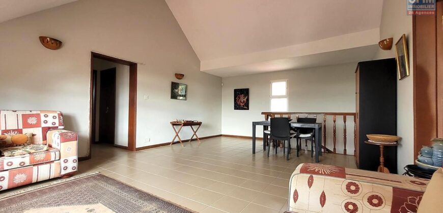En vente une magnifique villa de 490m2 sur un terrain de 1127m2 offrant une vue imprenable sur la mer et les montagnes à Tamarin.