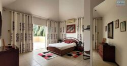 En vente une magnifique villa de 490m2 sur un terrain de 1127m2 offrant une vue imprenable sur la mer et les montagnes à Tamarin.