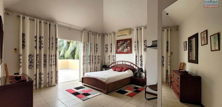 En vente une magnifique villa de 490m2 sur un terrain de 1127m2 offrant une vue imprenable sur la mer et les montagnes à Tamarin.