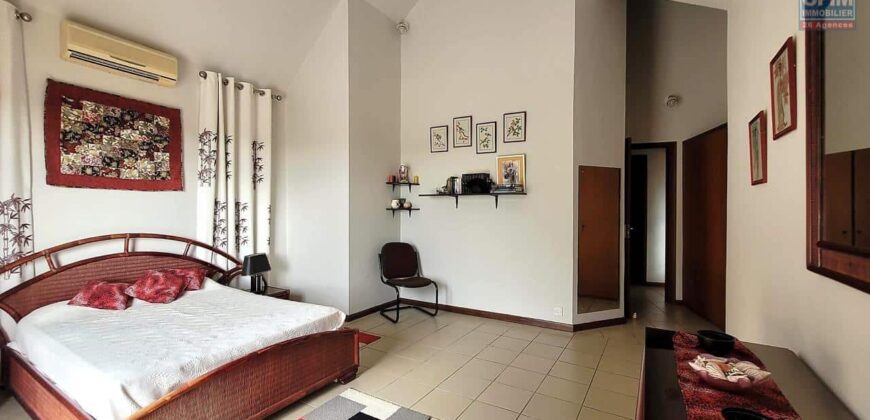 En vente une magnifique villa de 490m2 sur un terrain de 1127m2 offrant une vue imprenable sur la mer et les montagnes à Tamarin.