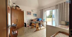En vente une magnifique villa de 490m2 sur un terrain de 1127m2 offrant une vue imprenable sur la mer et les montagnes à Tamarin.