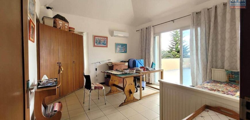 En vente une magnifique villa de 490m2 sur un terrain de 1127m2 offrant une vue imprenable sur la mer et les montagnes à Tamarin.