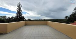 En vente une magnifique villa de 490m2 sur un terrain de 1127m2 offrant une vue imprenable sur la mer et les montagnes à Tamarin.