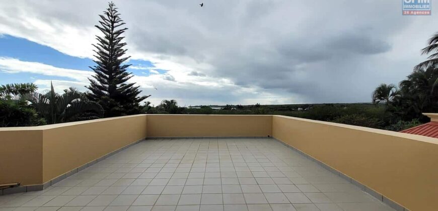 En vente une magnifique villa de 490m2 sur un terrain de 1127m2 offrant une vue imprenable sur la mer et les montagnes à Tamarin.