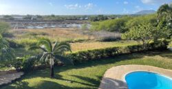 En vente une magnifique villa de 490m2 sur un terrain de 1127m2 offrant une vue imprenable sur la mer et les montagnes à Tamarin.