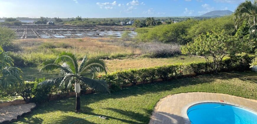 En vente une magnifique villa de 490m2 sur un terrain de 1127m2 offrant une vue imprenable sur la mer et les montagnes à Tamarin.