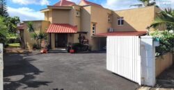En vente une magnifique villa de 490m2 sur un terrain de 1127m2 offrant une vue imprenable sur la mer et les montagnes à Tamarin.