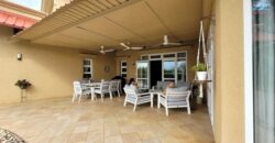 En vente une magnifique villa de 490m2 sur un terrain de 1127m2 offrant une vue imprenable sur la mer et les montagnes à Tamarin.