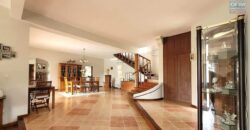 En vente une magnifique villa de 490m2 sur un terrain de 1127m2 offrant une vue imprenable sur la mer et les montagnes à Tamarin.