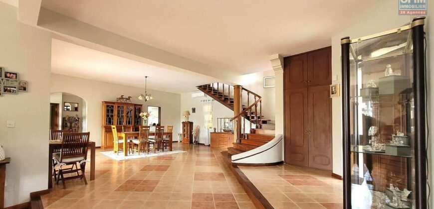 En vente une magnifique villa de 490m2 sur un terrain de 1127m2 offrant une vue imprenable sur la mer et les montagnes à Tamarin.