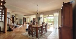 En vente une magnifique villa de 490m2 sur un terrain de 1127m2 offrant une vue imprenable sur la mer et les montagnes à Tamarin.