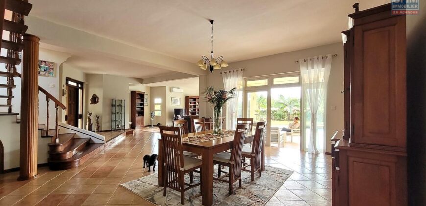 En vente une magnifique villa de 490m2 sur un terrain de 1127m2 offrant une vue imprenable sur la mer et les montagnes à Tamarin.