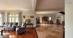 En vente une magnifique villa de 490m2 sur un terrain de 1127m2 offrant une vue imprenable sur la mer et les montagnes à Tamarin.