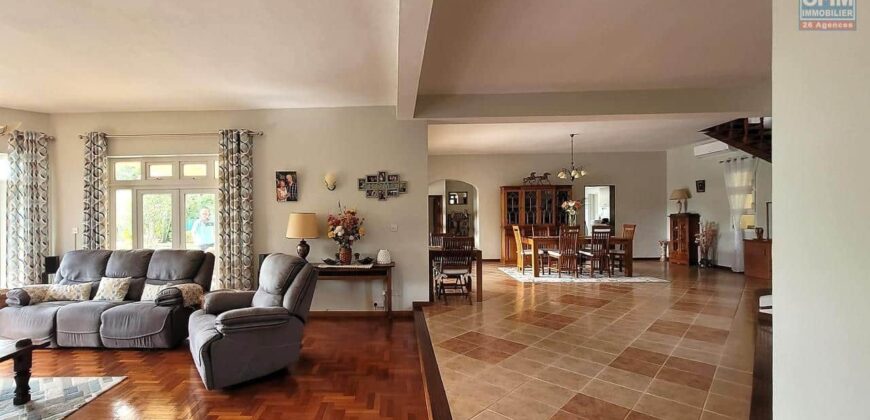En vente une magnifique villa de 490m2 sur un terrain de 1127m2 offrant une vue imprenable sur la mer et les montagnes à Tamarin.