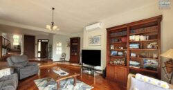 En vente une magnifique villa de 490m2 sur un terrain de 1127m2 offrant une vue imprenable sur la mer et les montagnes à Tamarin.