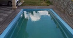 A louer un studio avec piscine commune situé au 3ème étage d’un immeuble neuf à Trou aux Biches